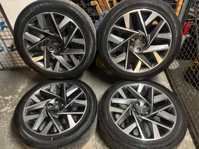Selling a set of 4 rims and tires Rims: OEM 20” alloys from 2023 Hyundai Santa Fe Calligraphy trim (...