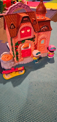 Fisher price little people house structure with little people
