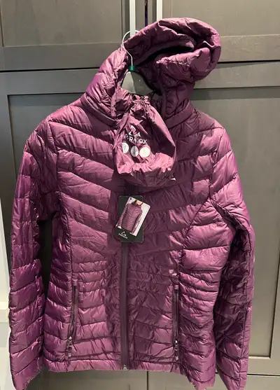 Paradox packable feather down women’s jacket. 2 zipper pockets front and 2 pockets inside jacket. Br...