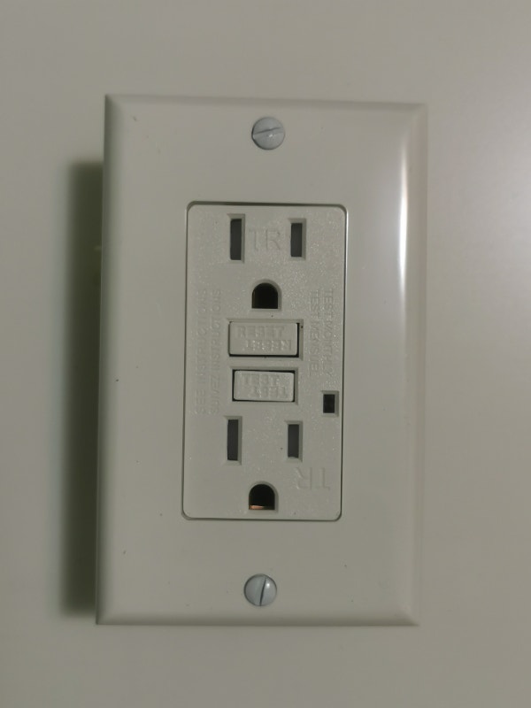 LiteLine 20A Tamper Resistant CFCI with On and Off indicator Electrical Markham / York