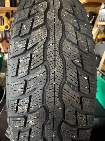 4 pneus Uniroyal Tiger Paw ice and snow 225/65/ R17. Comme neufs. Dernier rabais avant des remiser à...