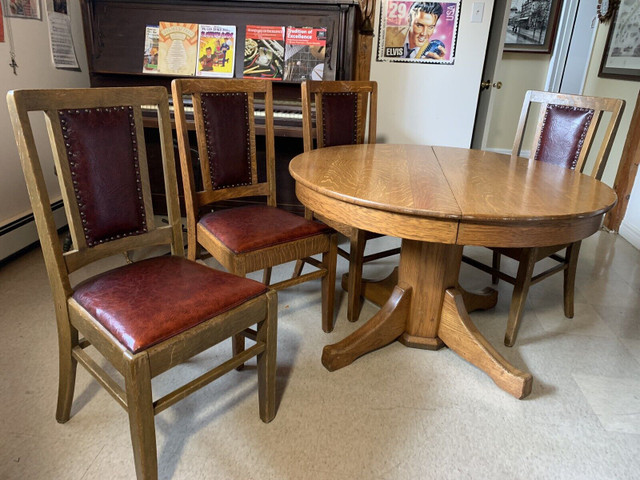 Solid oak pedestal table in Dining Tables & Sets in Truro - Image 4