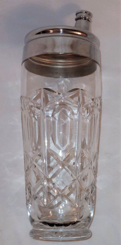 Pretty MCM Heavy Diamond Cut Crystal Clear Glass Cocktail Shaker in Arts & Collectibles in London - Image 3