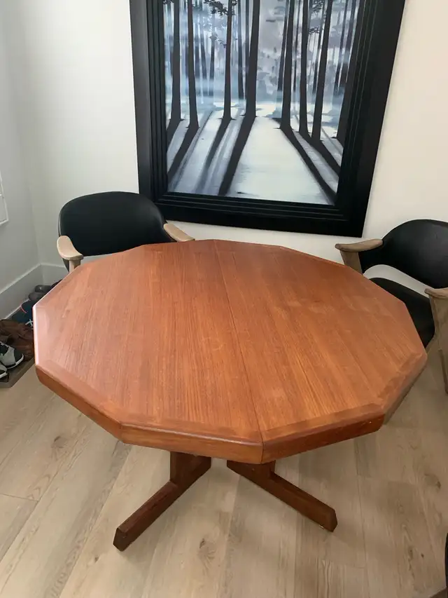 dining room table in Dining Tables & Sets in Hamilton - Image 3