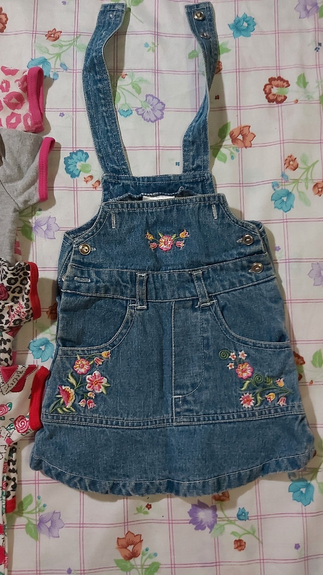 Denim pinafore dress with 4 Onesies / Robe chasuble en jean dans Vêtements - 0 à 3 mois  à Longueuil/Rive Sud - Image 2