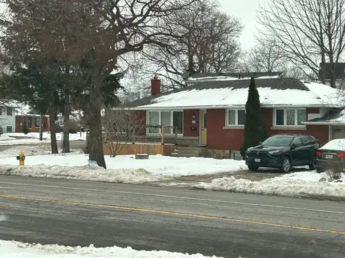 SPACIOUS AND WELL MAINTAINED 2 BEDROOM LOWER APARTMENT IN A QUIET NORTH ST. CATHARINES NEIGHBOURHOOD...