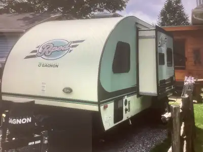 Roulotte de voyage en fibre de verre avec extension. Frigidaire 3 Façon, plaque au gaz, micro-ondes...