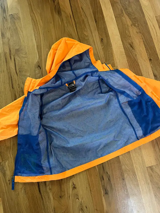 Kid’s Northface shell rain jacket in Kids & Youth in Calgary - Image 6