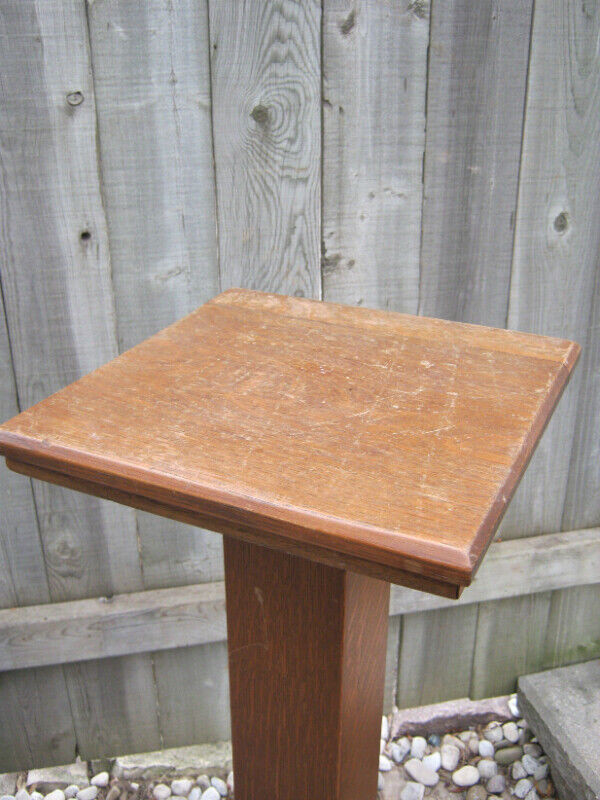 Oak pedestal plant stand in Home Décor & Accents in St. Catharines - Image 2