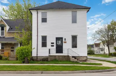 ✨ Beautifully Renovated 3-Bedroom Main Floor Unit – Bright, Modern & Spacious! This freshly updated...