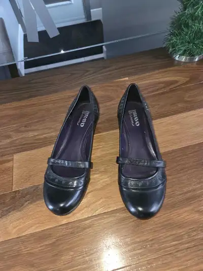 soulier en cuir noir femme, View more