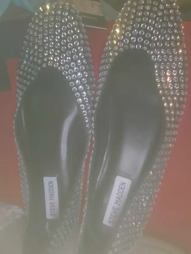 Steve Madden Rhinestone Flats in Women's - Shoes in Banff / Canmore - Image 2