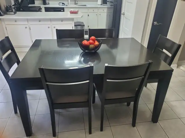 Table de cuisine, noire, en bois. Kitchen Table, black, wood.63826840448129120
