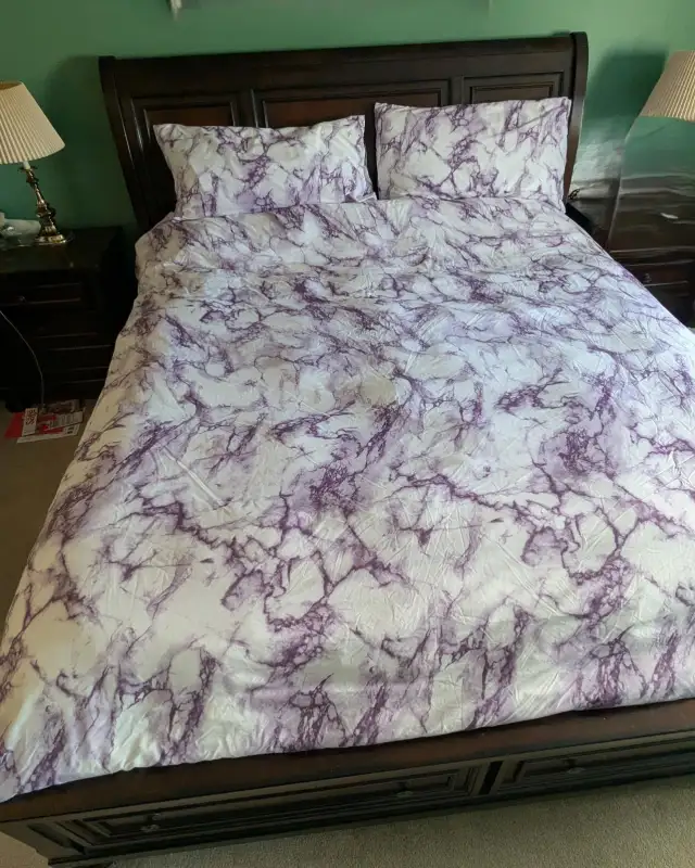 King DUVET COVER & pillowcases (purple marble) in Bedding in Ottawa - Image 2