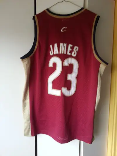 NBA .. CLEVELAND CAVALIERS .. LeBRON JAMES #23 JERSEY .. XXL .. EXCELLENT CONDITION .. HOWARD CLASSI...