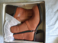 woman's show boot - new in box