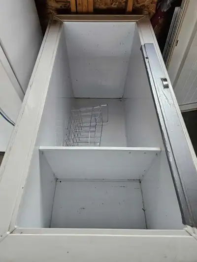 Deep chest freezer Very heavy. Fully working. No issues at all. No leaks.Check it before you buy. Di...