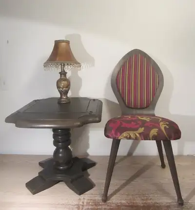 - Table basse des années 50 à 60 en bois massif, très solide, fraîchement restaurée, finis brun/noir...