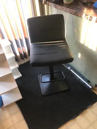 tabouret de bar ajustable en cuir comme neuf , View more