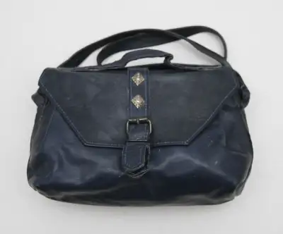 Sac à main en cuir véritable de couleur marine., View more