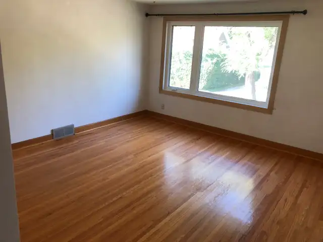 Spacious 2 Bedroom Upper East Kildonan Duplex w/AC & Parking