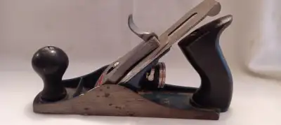 A FINELY MADE VINTAGE PLANER BY STANLEY USA IT IS IN PERFECT CONDITION IT CAN BE PICKED UP IN ALLIST...