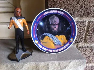 Star Trek Lieutenant Worf Mini Plate and Mini Figure 1992