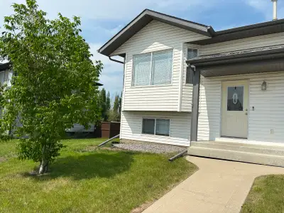 Legal main floor in south Red Deer. Quiet tenant in lower unit. One year lease. Utilities are extra....