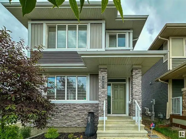 Immaculate 3 Bedroom & 2.5 Bathroom Home with Double Garage