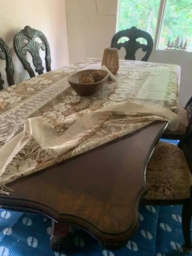 Dining table, solid wood, 8 chairs. in Dining Tables & Sets in Oshawa / Durham Region - Image 7