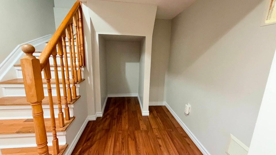 ACCOMMODATION AVAILABLE IN BRAMPTON NEAR MOUNT PLEASANT GO! 5
