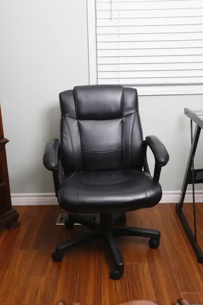 Office Chair - Black Swivel - Like New, View more