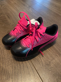 Girls puma outdoor soccer shoes 