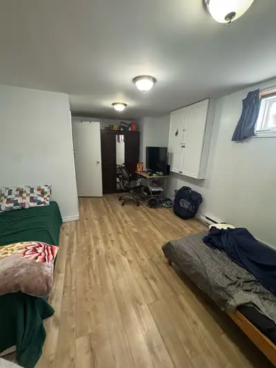 Shared room available in Dartmouth from February 22nd This is a master bedroom in a 4 bedroom house....