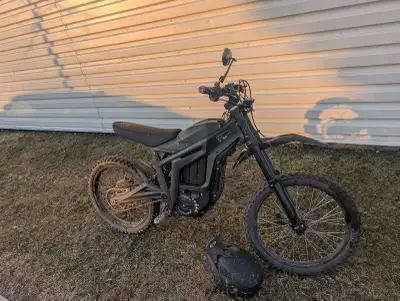 2023 talaria mx4, in decent shape, battery is good and holds a good charge, comes with some extra pa...