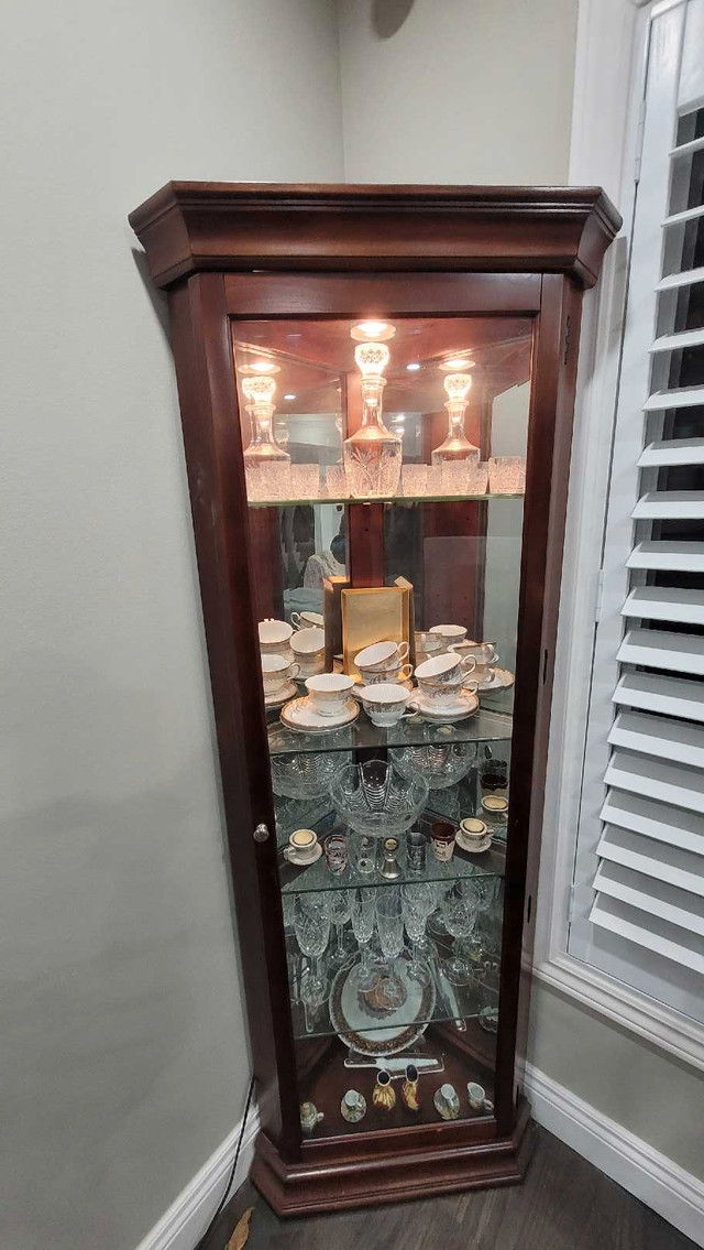 Corner Curio Cabinet in Hutches & Display Cabinets in Oakville / Halton Region - Image 2