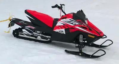 Excellente condition, démarreur électrique, poignées chauffantes. Conçu pour les jeunes mais pas un...