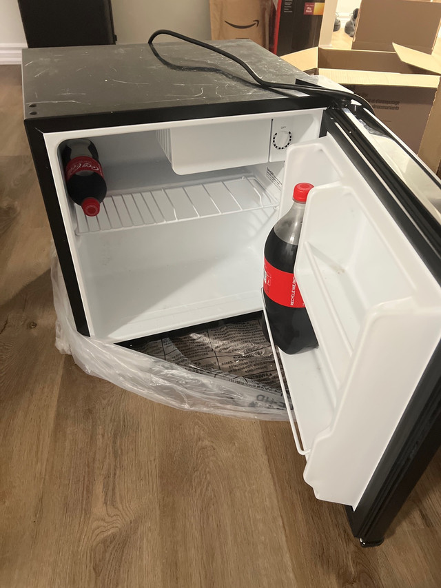 Midea WHS-65LB1 Compact Refrigerator, 1.6 Cubic Feet Single Door |  Refrigerators | London | Kijiji