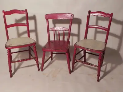 chaises antiques , peinture d'origine , $100.00 chacune