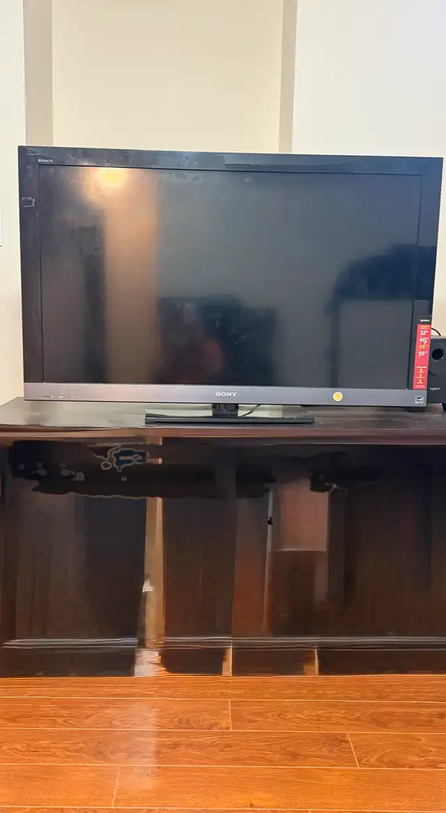 Sony Bravia LCD TV in TVs in Oakville / Halton Region - Image 2