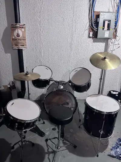 Full drum set. Great condition. Will take apart and box each piece up for easy tranport. Cash on pic...