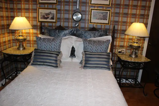 Tete de lit et commode / set de chambre en noyer. in Dressers & Wardrobes in Laval / North Shore - Image 2