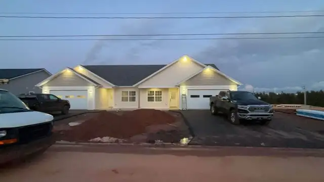 3 Bedroom, 2 Baths -Townhouse For Rent in Long Term Rentals in Charlottetown - Image 2