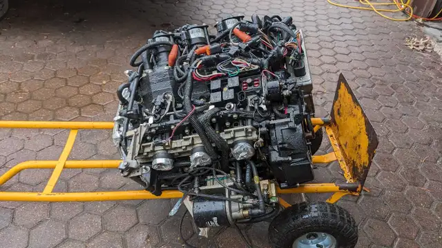 Evinrude 150HP V6  FI Oil Inj ETEC 2012 Calif EmisPower head in Boat Parts, Trailers & Accessories in Saskatoon - Image 6