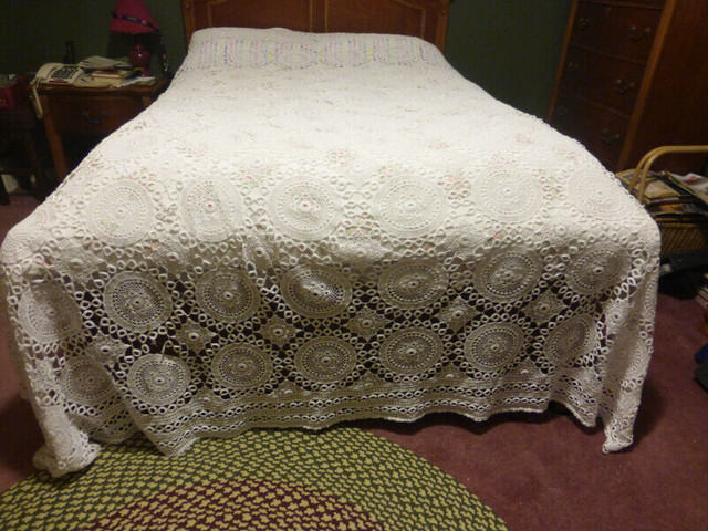 Vintage/Antique Crochet Bedspread - ruth in Arts & Collectibles in Owen Sound