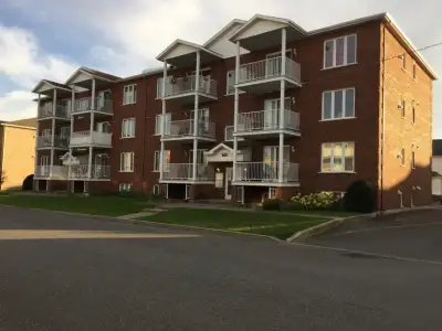 Beau grand 41/2 à louer immédiatement au 155 rue paradis Drummondville app. 6, 1200$ par mois. Conta...