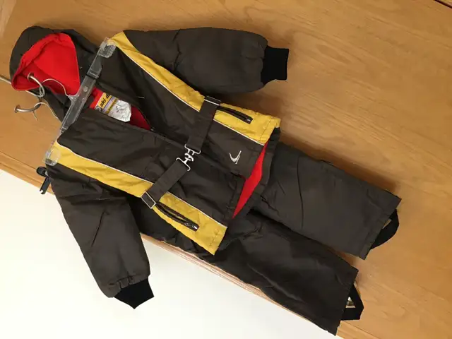 Two Piece Kids Snow Suit Very Warm Size 5 in Clothing - 5T in Calgary - Image 5