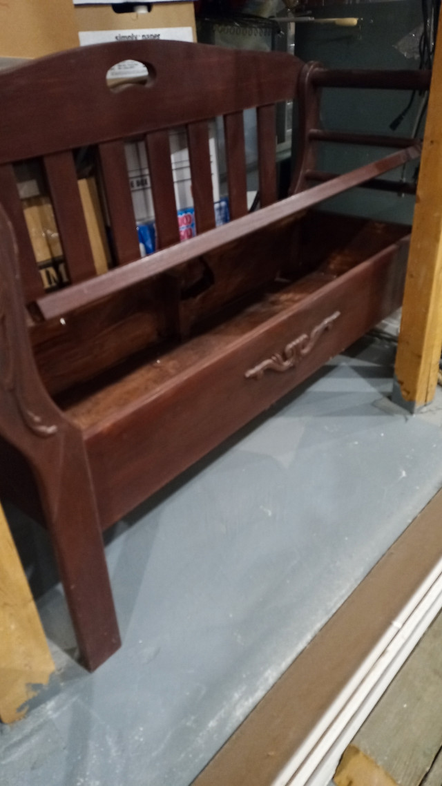 Wooden Bench with storage 42x16 in Good Condition  dans Chaises, Fauteuils inclinables  à Région d’Oshawa/Durham