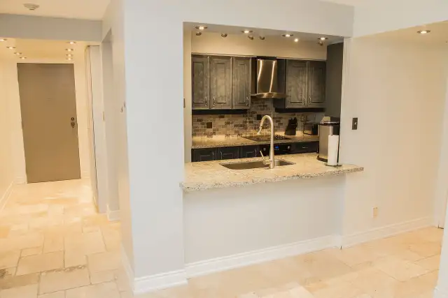 beautiful luxury condo near square one  in Long Term Rentals in Mississauga / Peel Region - Image 9