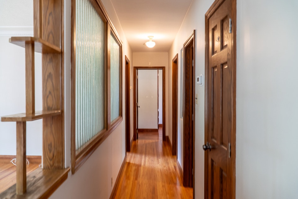 CHARACTER BUNGALOW/ 3 BED / 2 FULL BATH / DETACHED GARAGE 5